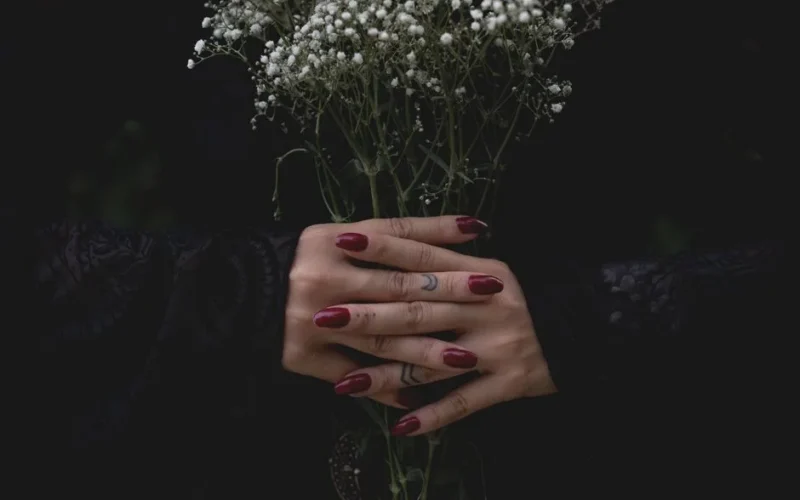 Ciemnoczerwone Paznokcie: 10 Eleganckich Stylizacji na Każdą Okazję