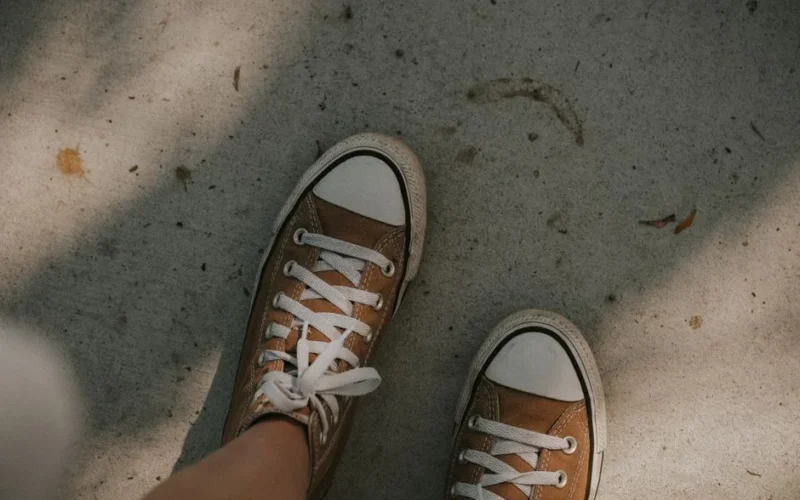 **Jak nosić modne buty i nie zniszczyć stóp? Poradnik komfortu na co dzień**