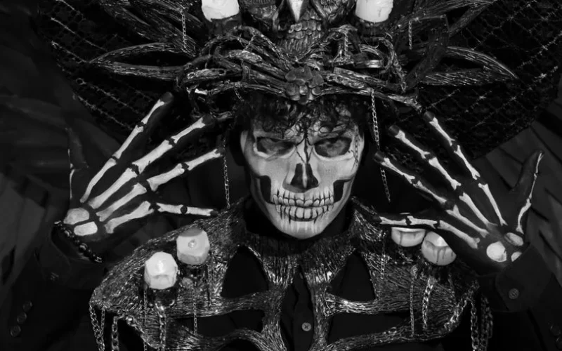Makijaż czaszki na Halloween - iluzja optyczna krok po kroku