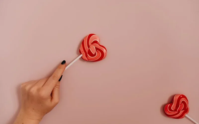 Paznokcie Walentynki 2026: 10 Najmodniejszych Wzorów na Idealny Manicure
