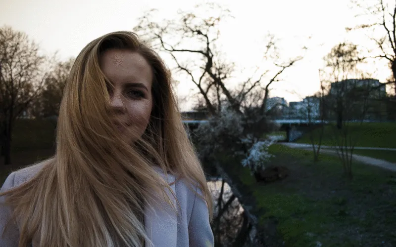 Hit 2026: miodowy blond rozświetli twarz - sprawdź dlaczego