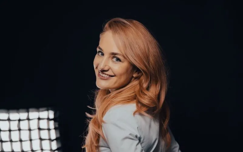Ciemny Mysi Blond: Kompletny Przewodnik po Modnym Kolorze Włosów
