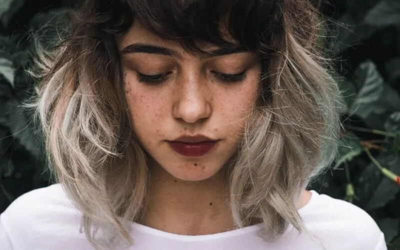 Blond z Ciemnymi Odrostami - 5 Sposobów na Modny i Naturalny Efekt