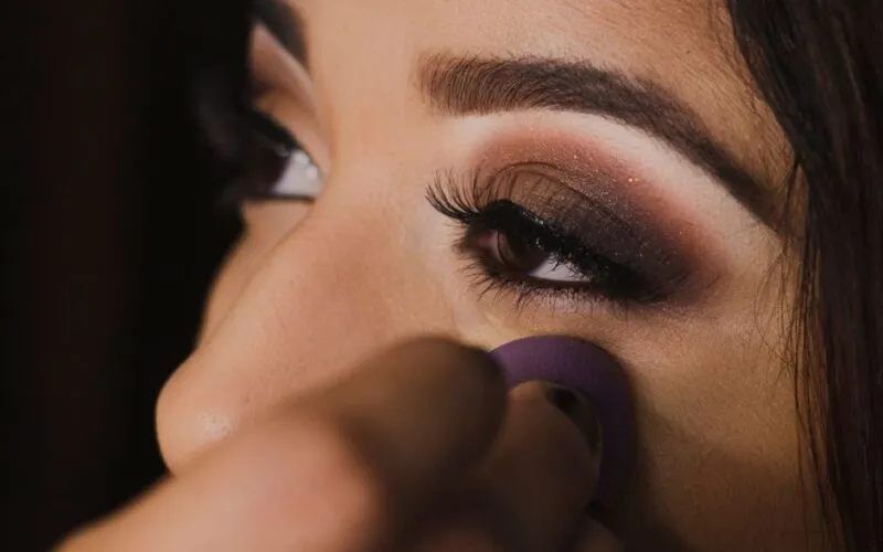 Jak wykonać makijaż oczu techniką „cut crease”? Kompletny Poradnik Krok po Kroku