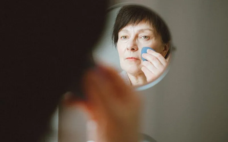 Makijaż kremem BB krok po kroku - 5 trików na idealne krycie i naturalne wykończenie