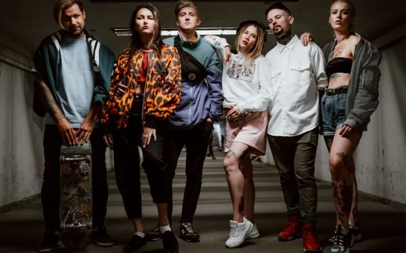 Streetwear 2026: 7 stylizacji z lat 90. i Y2K