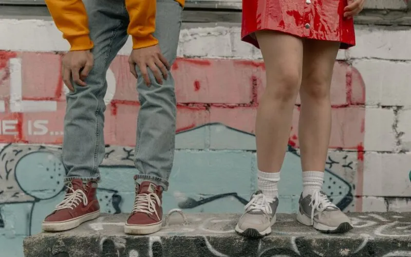 Jak nosić spódnicę do sneakersów? 5 zasad modnego i wygodnego looku