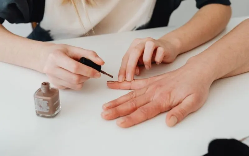 Paznokcie Brązy Beże: 50 Eleganckich Stylizacji na Każdą Okazję