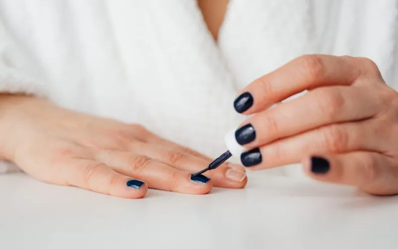 Ciemne Paznokcie 2026: 50 Eleganckich Inspiracji na Modny Manicure