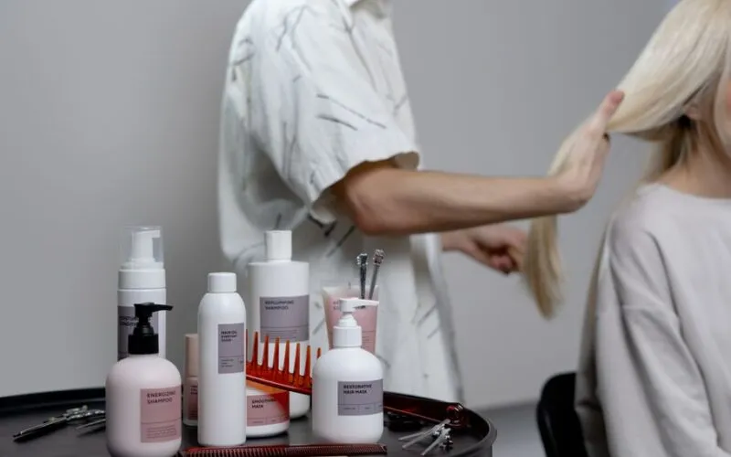 Profesjonalny Szampon do Włosów Blond - 7 Najlepszych Produktów Bez Żółtych Tonów