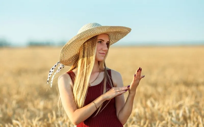 Słomkowy Blond: 5 Sekretów, Jak Go Uzyskać i Pielęgnować Latem