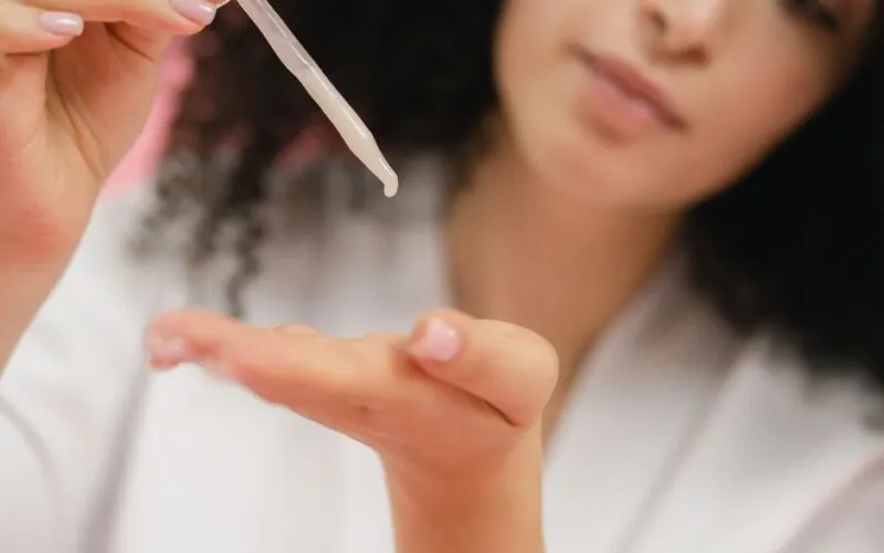 Retinol w pielęgnacji - jak zacząć, dawkowanie i efekty dla początkujących